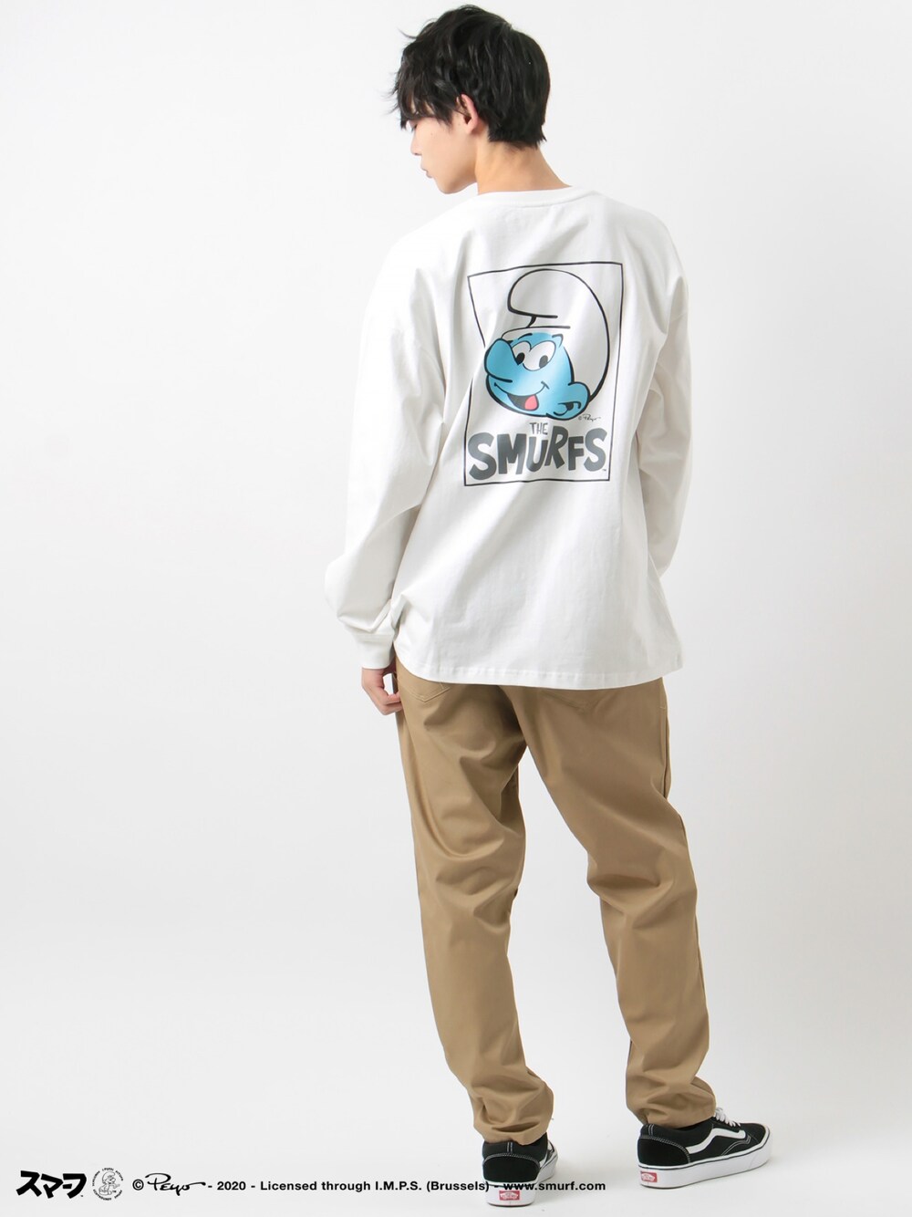 ホワイト系のTシャツ/カットソー、ベージュ系のチノパンツを着用したメンズの冬コーディネートの1枚目の写真