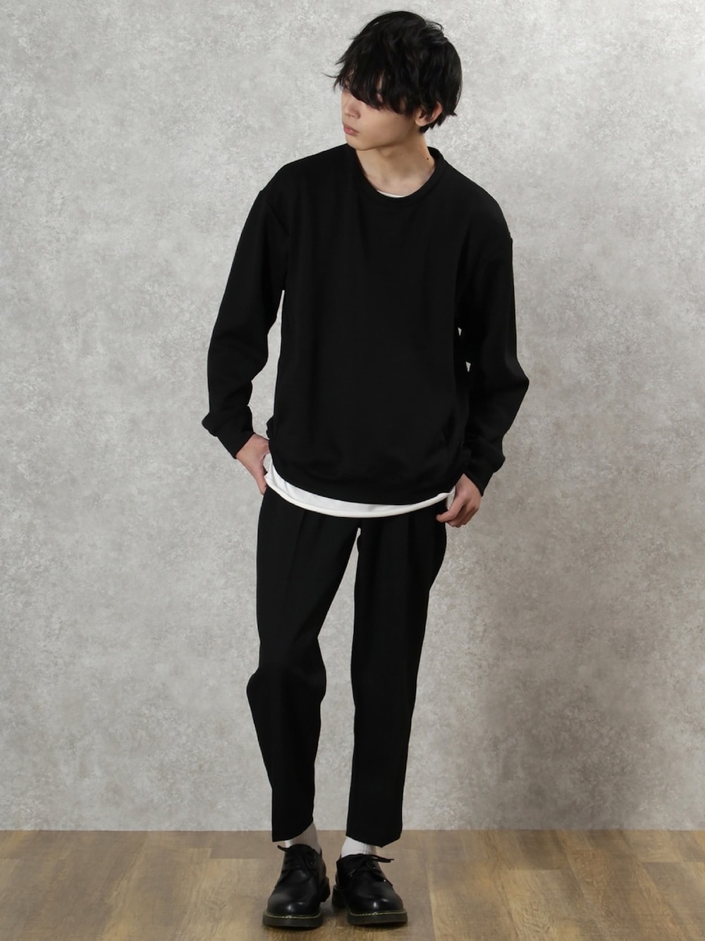 ブラック系のスウェットを着用したメンズの冬コーディネートの1枚目の写真