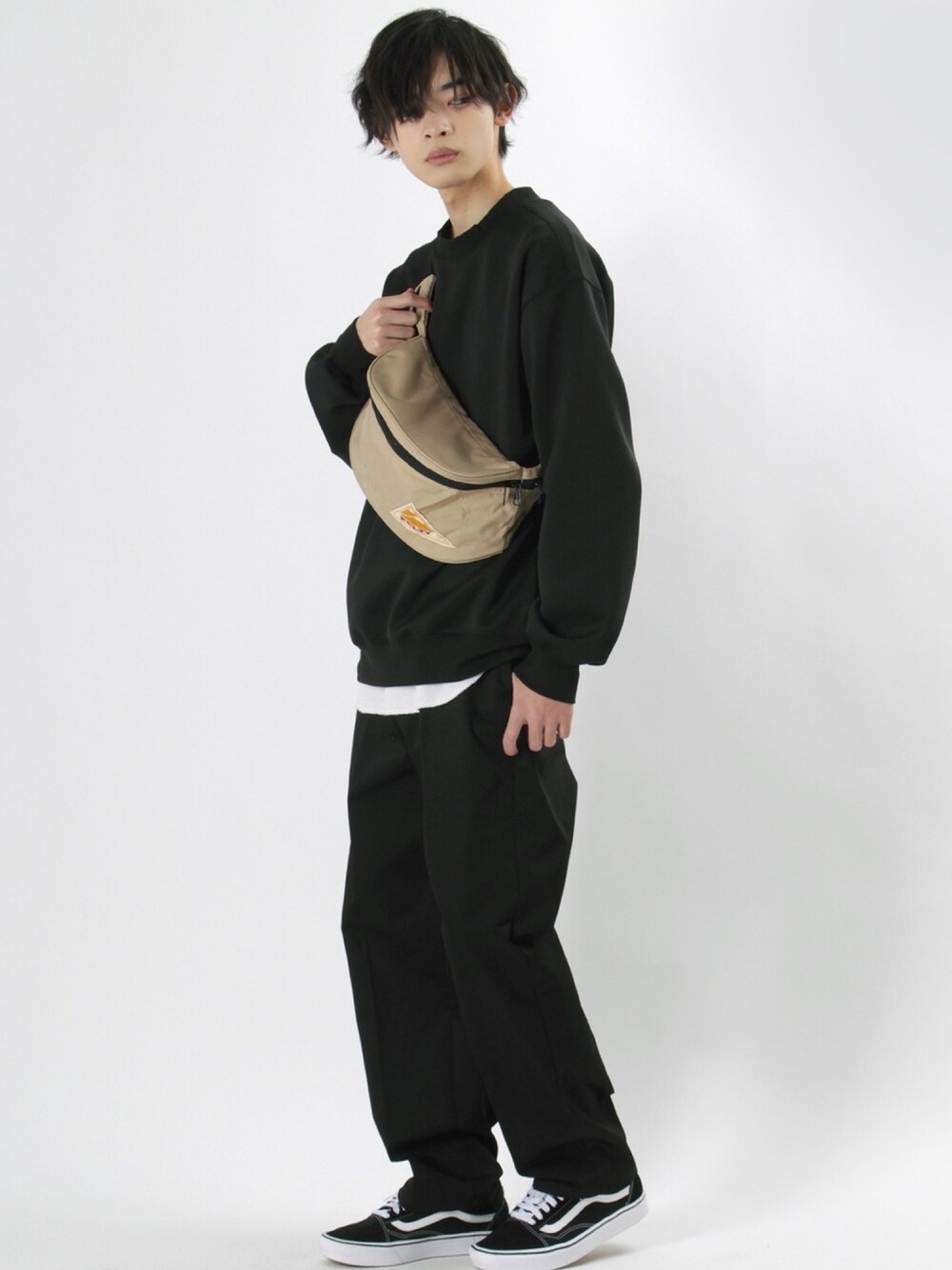 ブラック系のスウェット、ベージュ系のボディバッグ/ウエストポーチを着用したメンズの春コーディネートの1枚目の写真