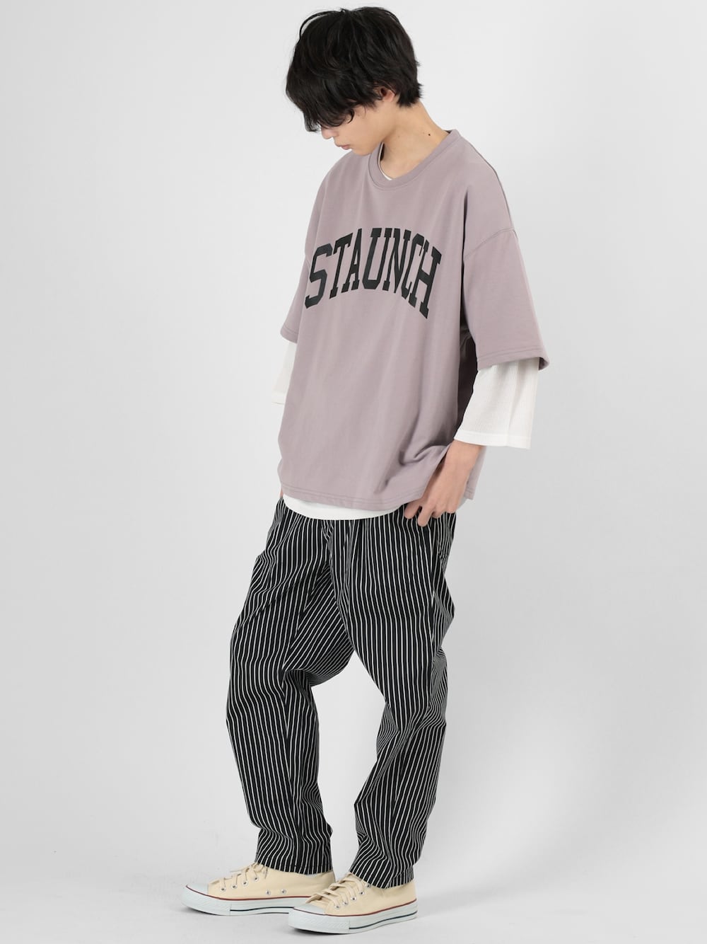 パープル系のTシャツ/カットソー、ブラック系のチノパンツを着用したメンズの春コーディネートの1枚目の写真