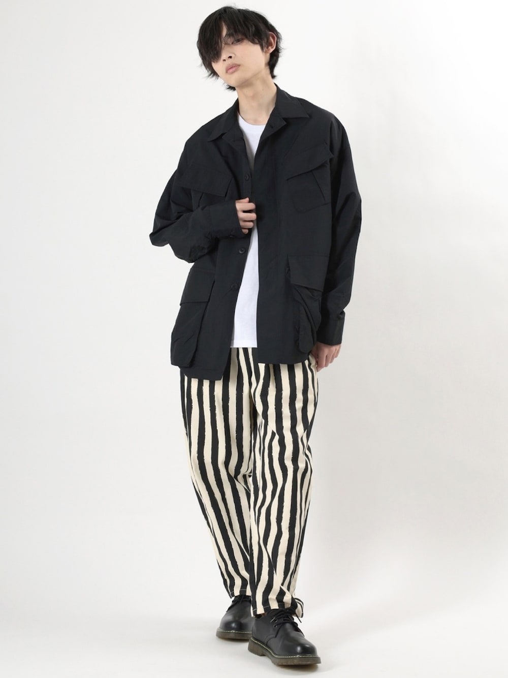 ブラック系のシャツ/ブラウス、その他のその他パンツを着用したメンズの春コーディネートの1枚目の写真