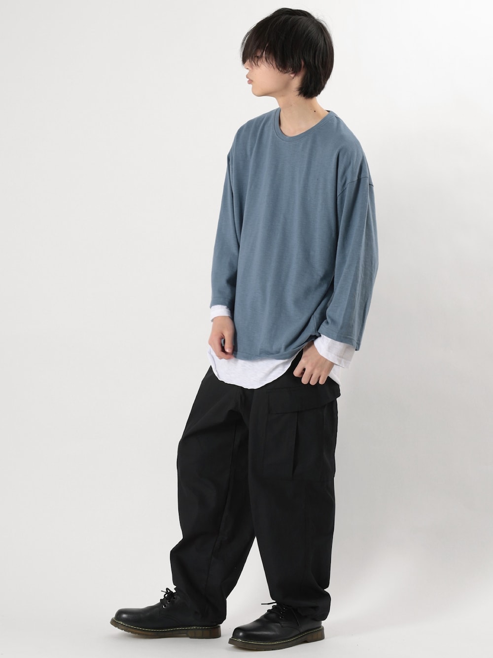 グレー系のTシャツ/カットソー、ブラック系のカーゴパンツを着用したメンズの春コーディネートの1枚目の写真