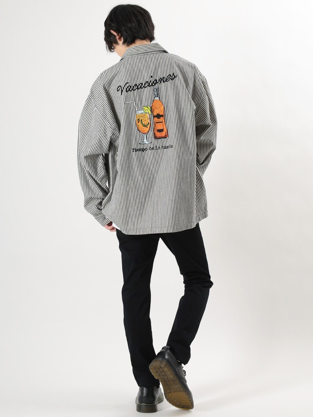 ブルー系のシャツ/ブラウスを着用したメンズの春コーディネートの1枚目の写真