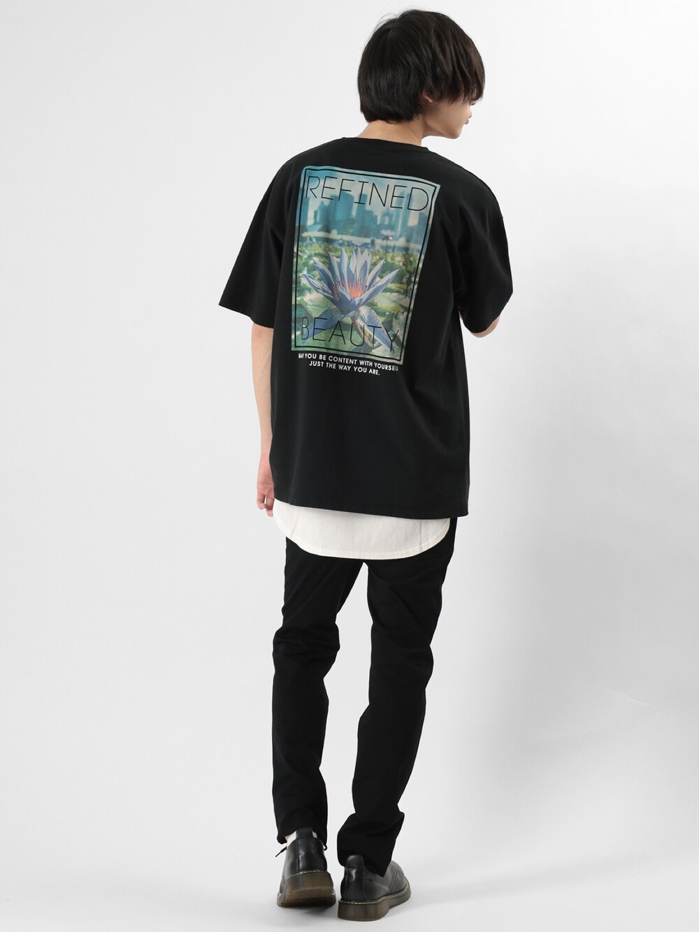 ブラック系のTシャツ/カットソーを着用したメンズの春コーディネートの1枚目の写真