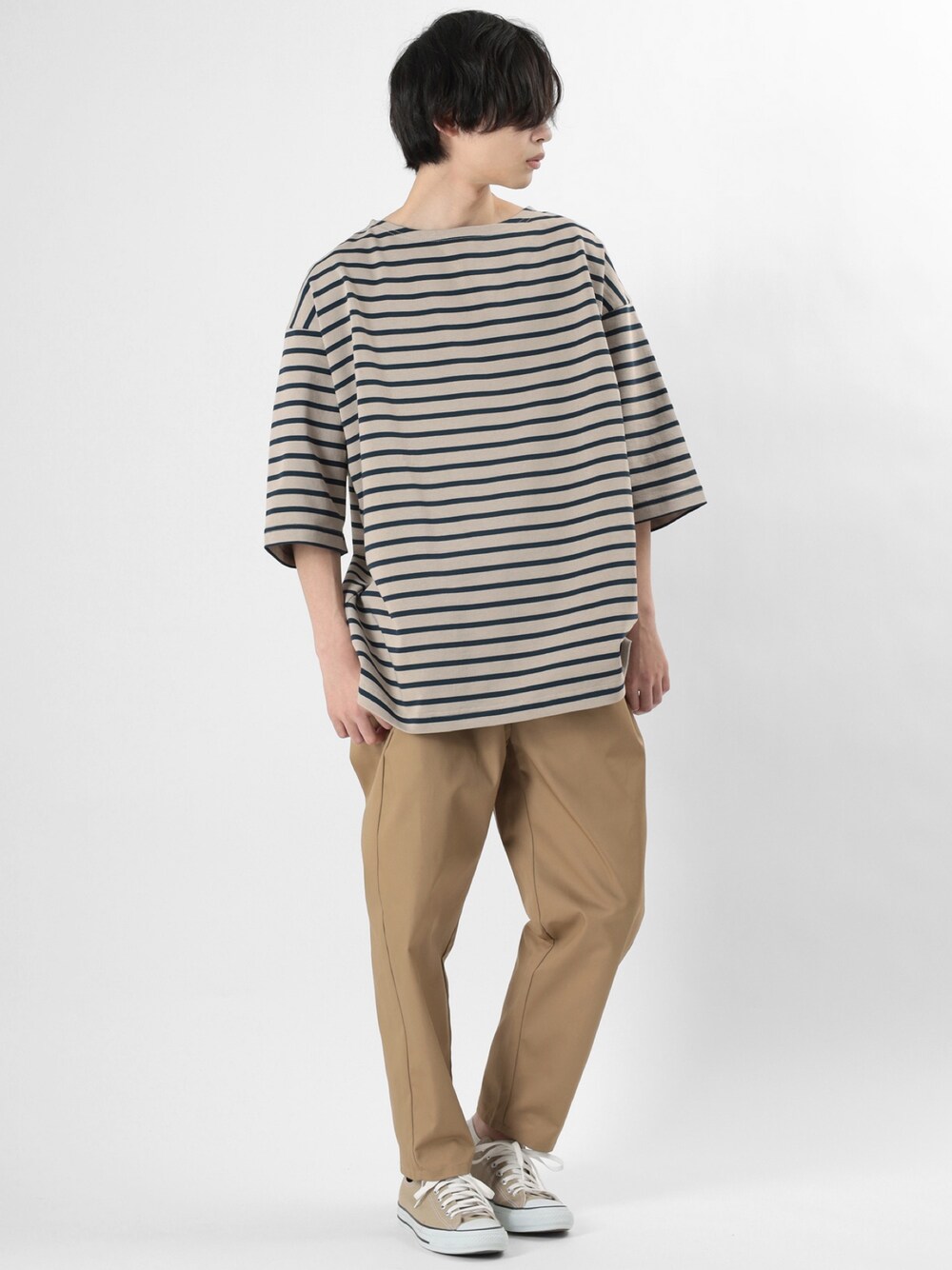 ベージュ系のTシャツ/カットソー、ベージュ系のチノパンツを着用したメンズの春コーディネートの1枚目の写真