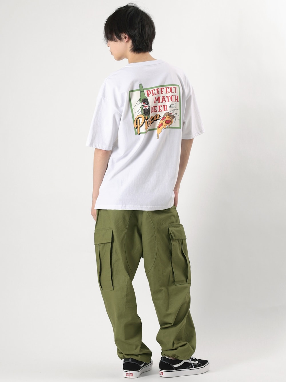 「これが私をアゲる服、オーバーサイズ、ラフコーデ、夏、ゆるコーデ、ワイドパンツ、プリントT、ストリート、カーゴパンツ、シンプル」｜「make a ray!のバックプリント レトロフードイラスト ワンポイントワッペン Tシャツ（Tシャツ/カットソー、ホワイト系）」を使った、kanaruさん（メンズ・173cm）の春コーディネートの1枚目の写真