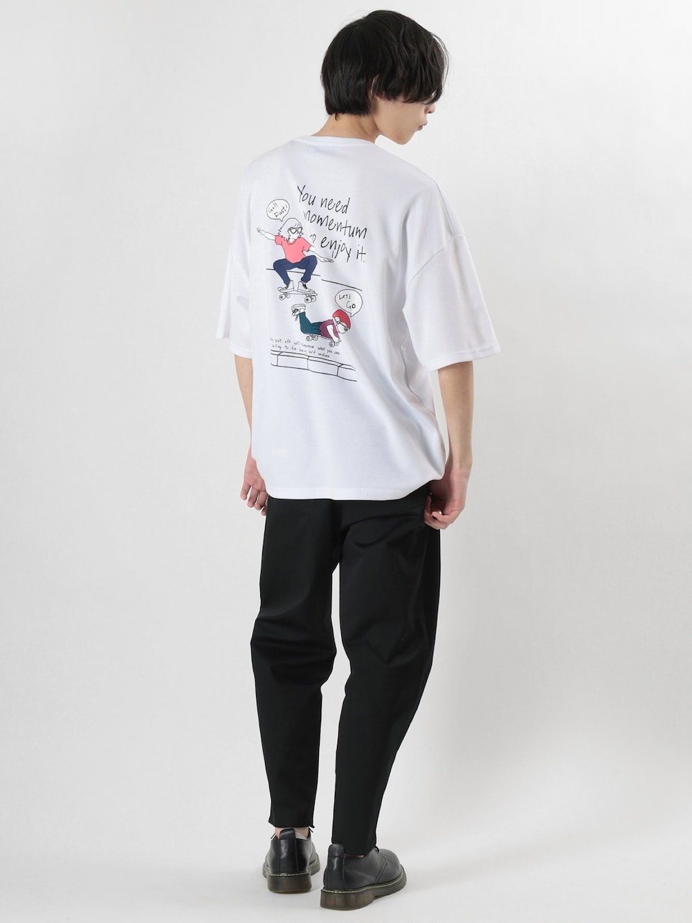 ホワイト系のTシャツ/カットソー、ブラック系のチノパンツを着用したメンズの夏コーディネートの1枚目の写真