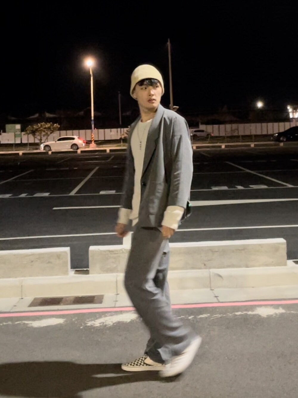「西裝外套、西裝褲、鹽系風格、白T、高領、韓系、ootd、街頭穿搭」｜「VANSのVANS ヴァンズ SLIP-ON PRO VN0A347VAPK (CHECK)BLK/WHT（スリッポン、その他）」を使った、Chi Wenさん（レディース・166cm）の春コーディネートの1枚目の写真