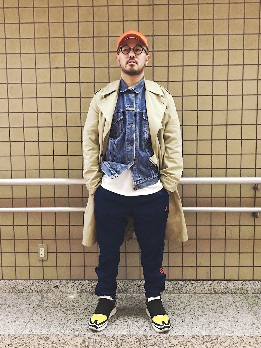 「春コーデ、トレンチコート、AcneStudios、OLIVER PEOPLES、Levi's、REDKAP、adidas、COMME des GARCONS、Maison Martin Margiela」｜「Acne Studiosのアイテム（キャップ、オレンジ系）」を使った、FUNAさん（メンズ・169cm）の春コーディネートの1枚目の写真