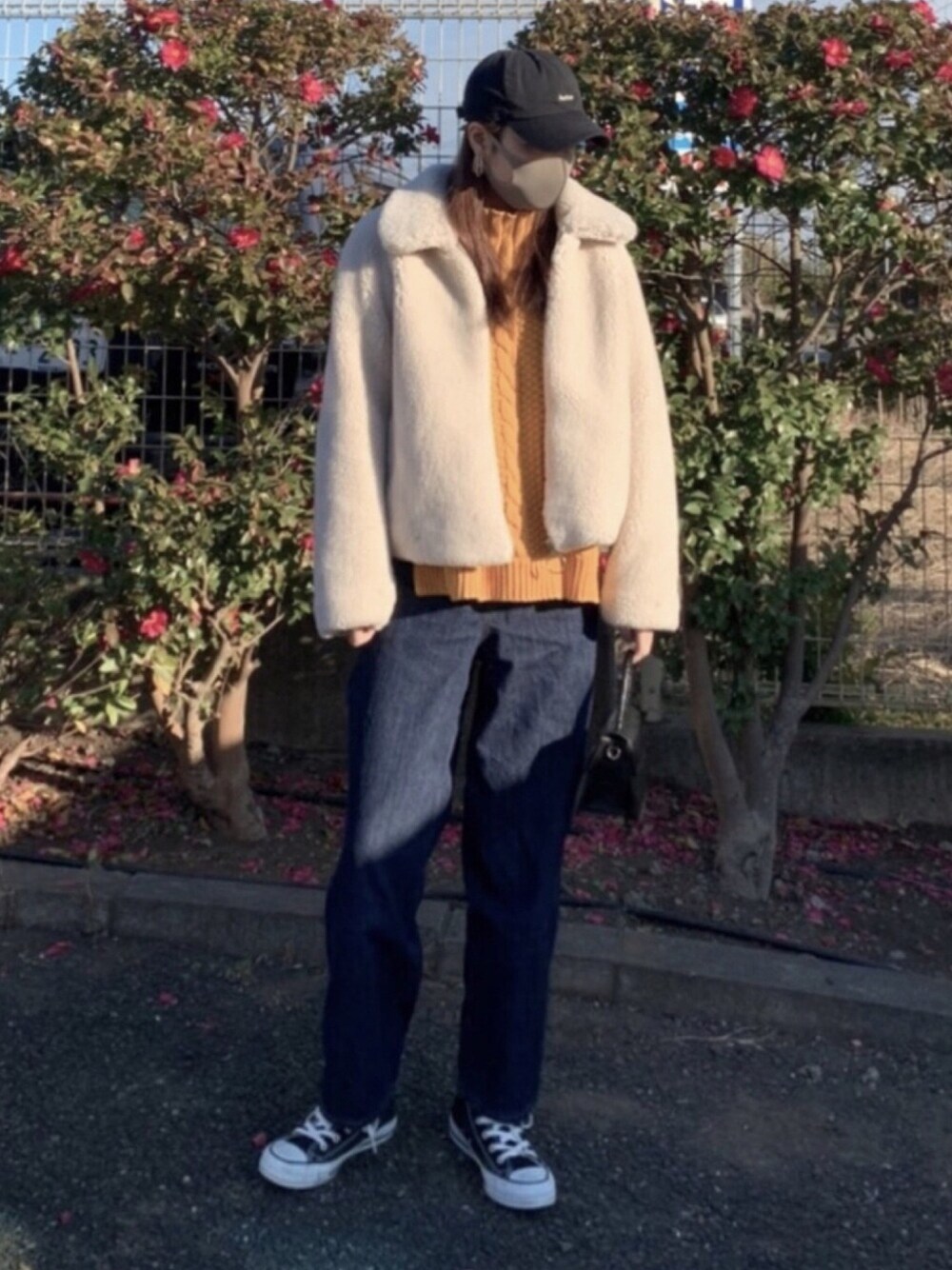 「イエロー、ニット、セーター、ケーブルニット、スニーカー、コンバース、キャップ、デニムパンツ、デニム、ボアジャケット」｜「H&Mのアイテム（ジャケット/アウター、ホワイト系）」を使った、たんさん（レディース・163cm）の冬コーディネートの1枚目の写真