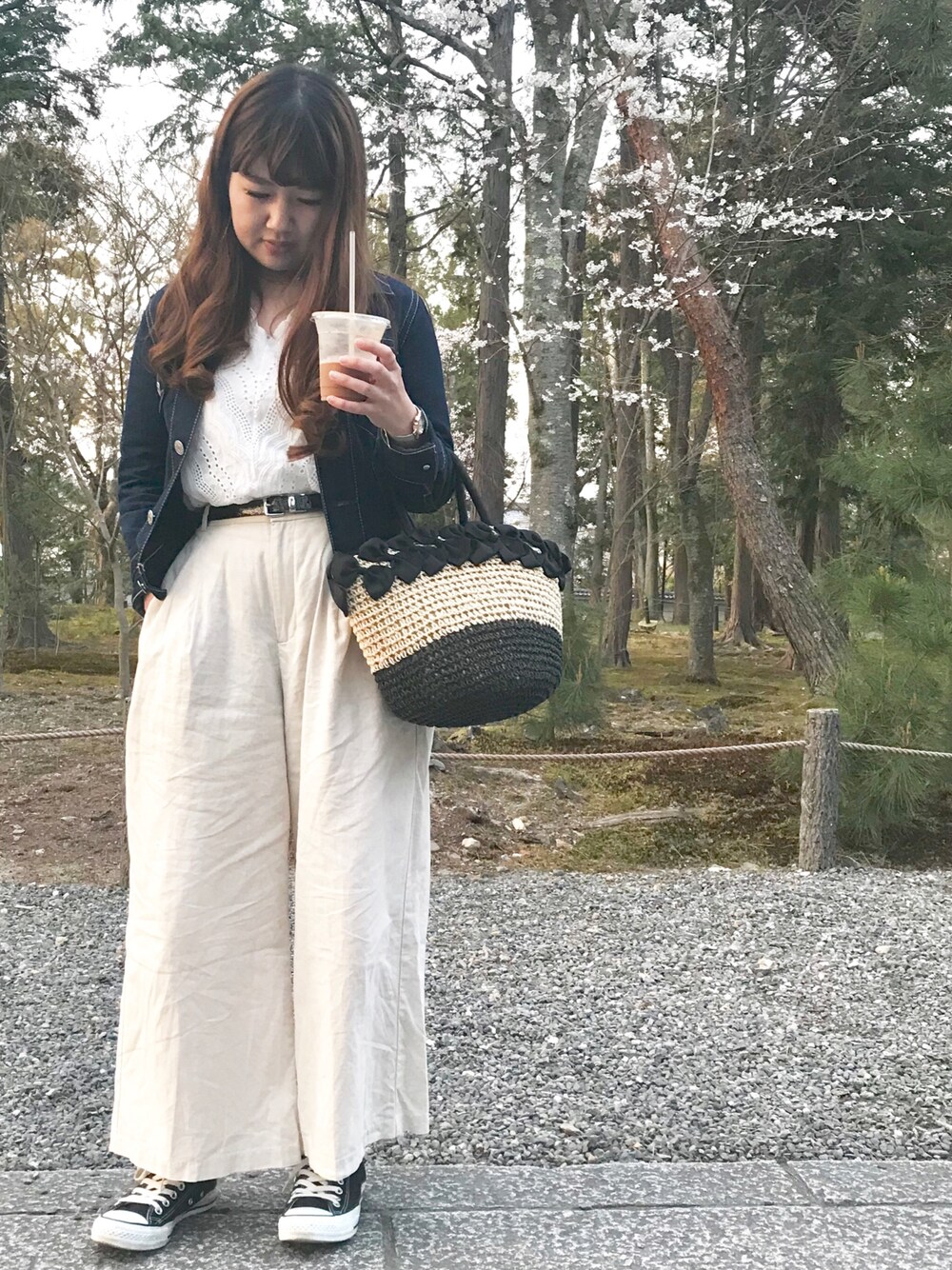 「はるコーデ、シンプルコーデ、きれいめカジュアル、コンバース、レーストップス、花見、かごバッグ」｜「Levi'sの【Levi's】トラッカージャケット（デニムジャケット、ブルー系）」を使った、kannaさん（レディース・154cm）の春コーディネートの1枚目の写真
