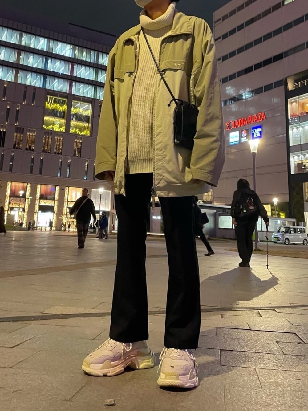 「秋のコーデ、スニーカーコーデ、オーバーサイズ、タートルネックニット、フレアパンツ、BALENCIAGA、triples、トリプルS、HARE、いいね、save、フォローお願いします🤑」｜「FREAK'S STOREのROVERETO/ロベレート　スクエアキンチャクバッグS(ショルダーバッグ/レザー巾着)（ショルダーバッグ、ブラック系）」を使った、楓さん（メンズ・165cm）の秋コーディネートの1枚目の写真