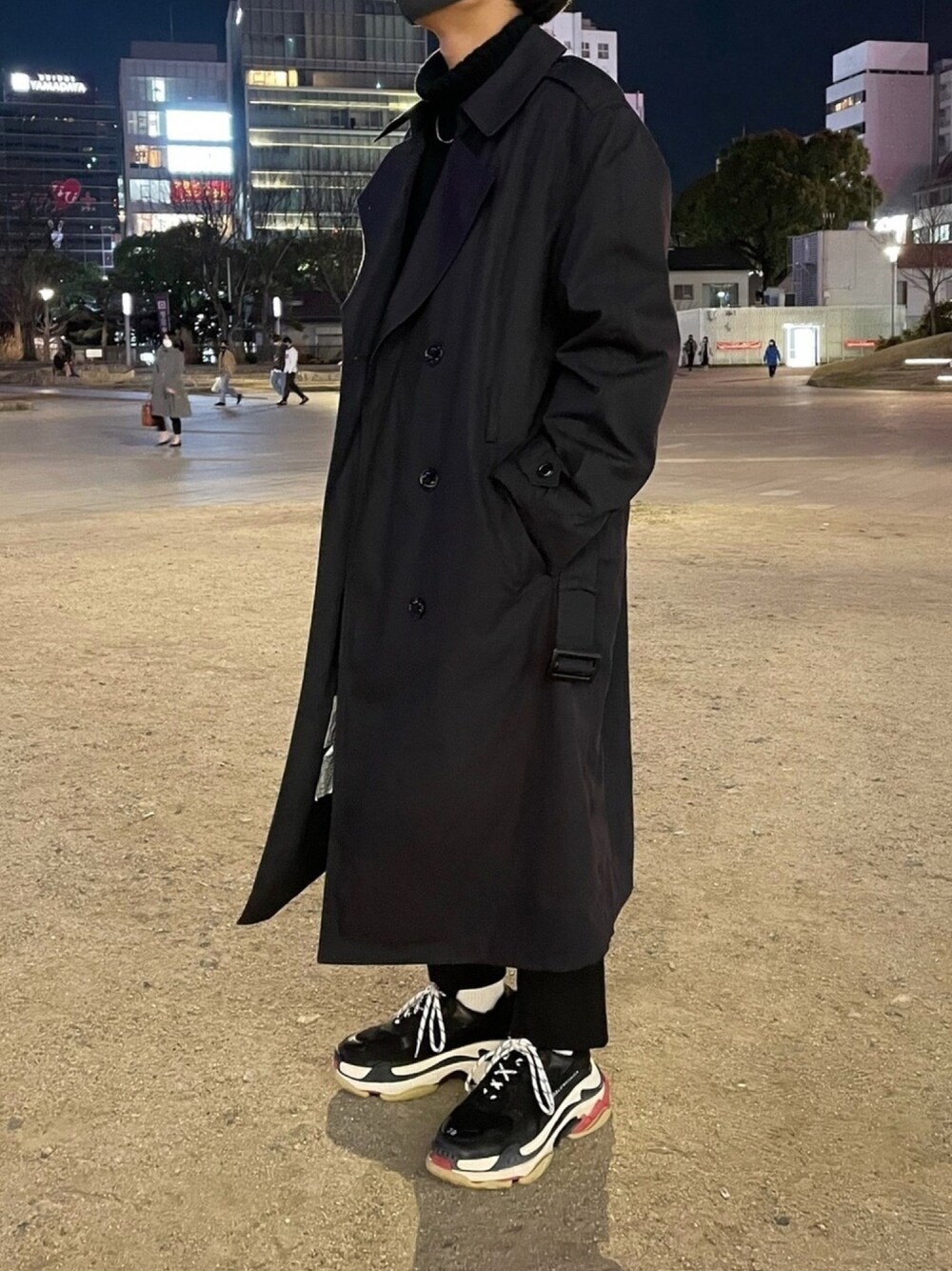 「シンプル、スニーカーコーデ、ブラック、タートルネック、スラックス、オーバーサイズ、UNIQLO、BALENCIAGA、triples、いいね、save、フォローお願いします🤑」｜「BALENCIAGAのBalenciaga Triple S Mesh, Nubuck And Leather Sneakers（スニーカー、ブラック系）」を使った、楓さん（メンズ・165cm）の冬コーディネートの1枚目の写真