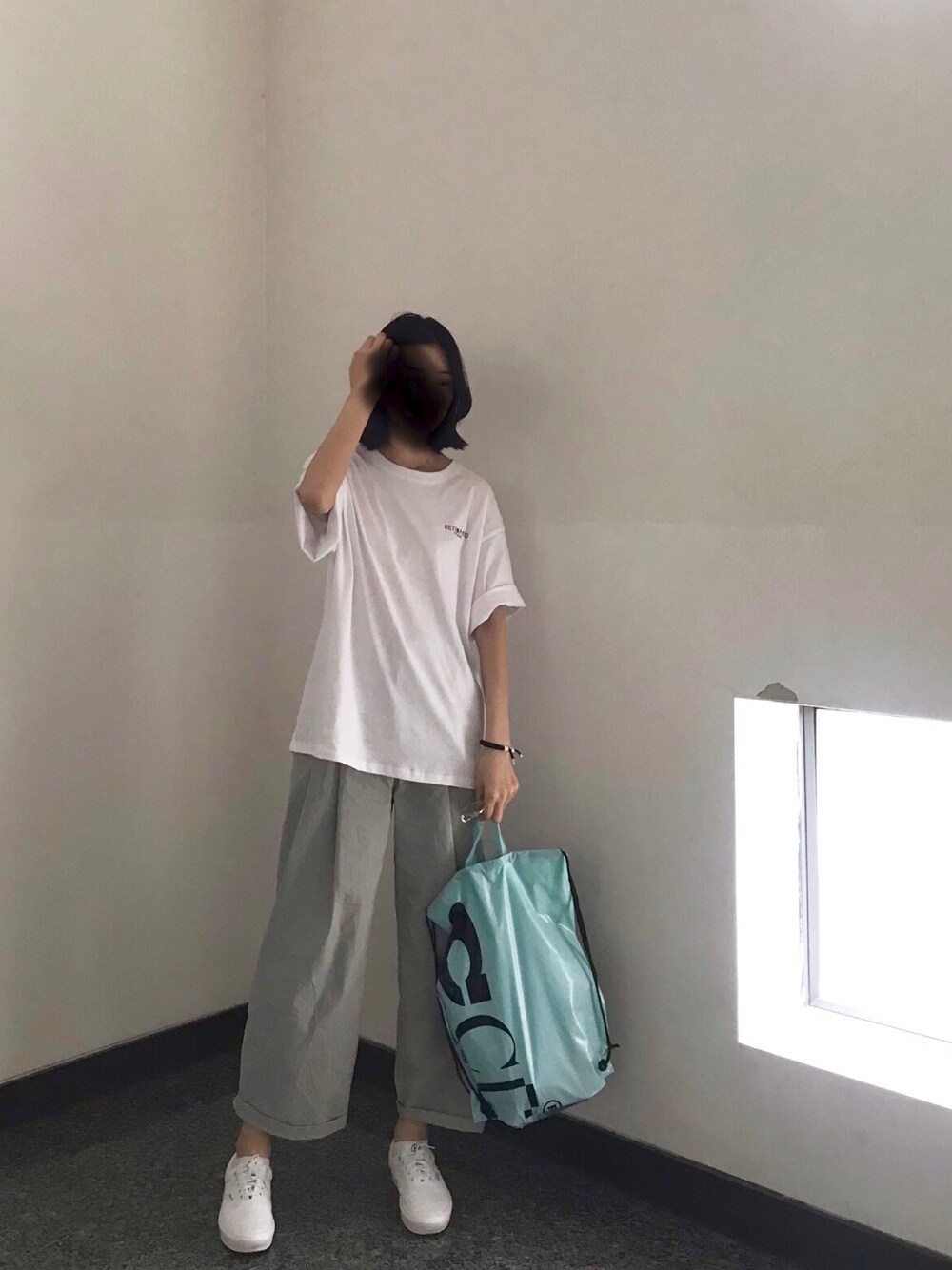 「夏、街头搭配、球鞋、国潮、日系极简、oversize、白T、运动搭配、盐系风格」｜「VANSのアイテム（スニーカー、ホワイト系）」を使った、陈雨Vyさん（レディース・179cm）の夏コーディネートの1枚目の写真