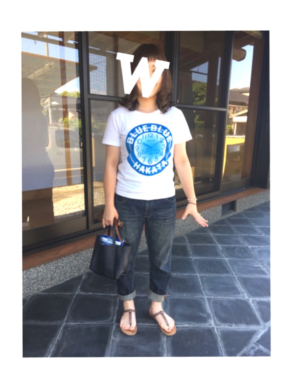 「おしゃれさんと繋がりたい、夏コーデ、ジーパン、白Tシャツ、シンプル、パッツン前髪、さわやか、ビームスボーイ」｜「BLUE BLUEのアイテム（Tシャツ/カットソー、ホワイト系）」を使った、waaさん（レディース・152cm）の春コーディネートの1枚目の写真