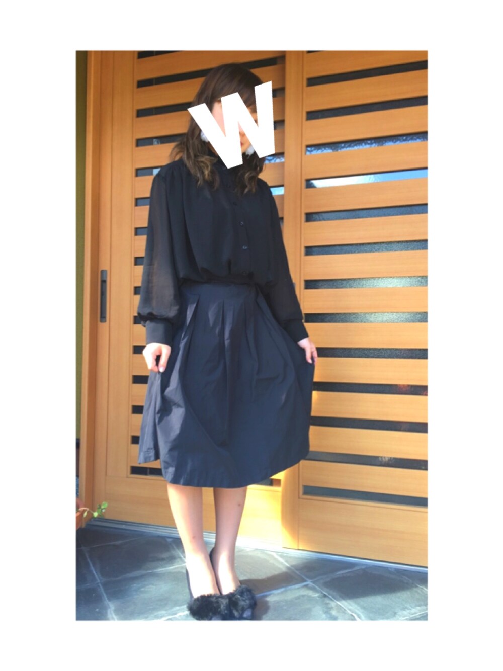 「ブラックコーデ、秋、ファー、もこもこ、シンプルコーデ、お出かけ、お泊り、ミディアムヘア、スカート、カットソー」｜「ina-のアイテム（スカート、ブラック系）」を使った、waaさん（レディース・152cm）の秋コーディネートの1枚目の写真