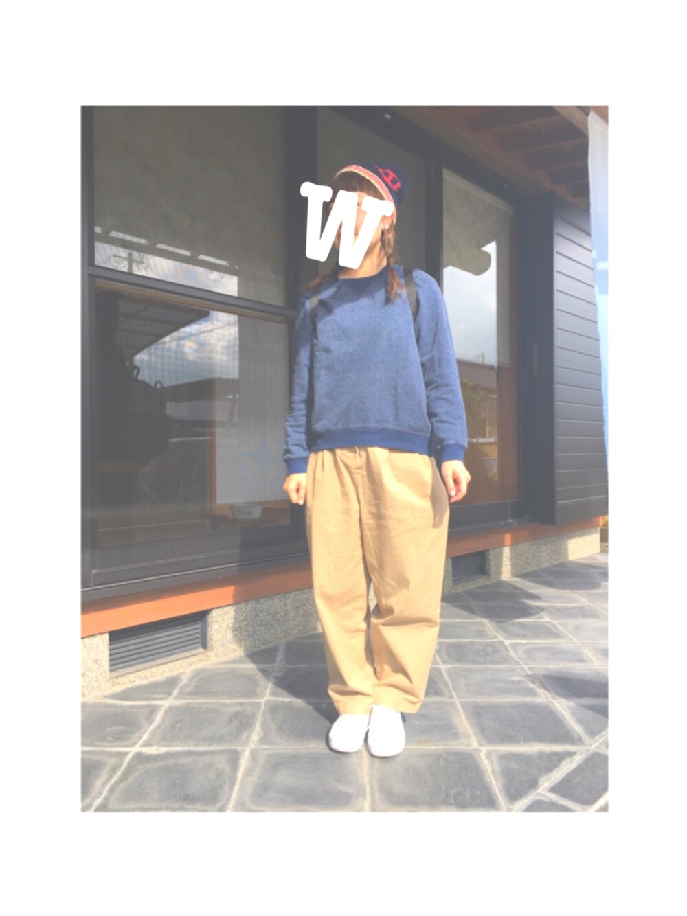 「秋、ニット帽、ゆるコーデ、三つ編み、パッツン前髪、おしゃれさんと繋がりたい、ピンクチーク、スニーカーコーデ、ジーンズ」｜「BLUE BLUEのアイテム（ニットキャップ/ビーニー、ブルー系）」を使った、waaさん（レディース・152cm）の秋コーディネートの1枚目の写真