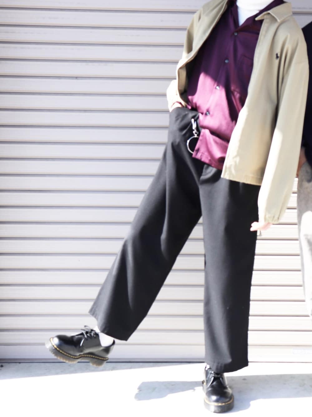 「ZOZO公認ユーザー、おしゃれさんと繋がりたい、冬コーデ、古着、古着MIX、古着コーデ、スラックス、アウター、オープンカラーシャツ、むらさき」｜「Dr. Martensのアイテム（ドレスシューズ、ブラック系）」を使った、がーくんさん（メンズ・170cm）の秋コーディネートの1枚目の写真