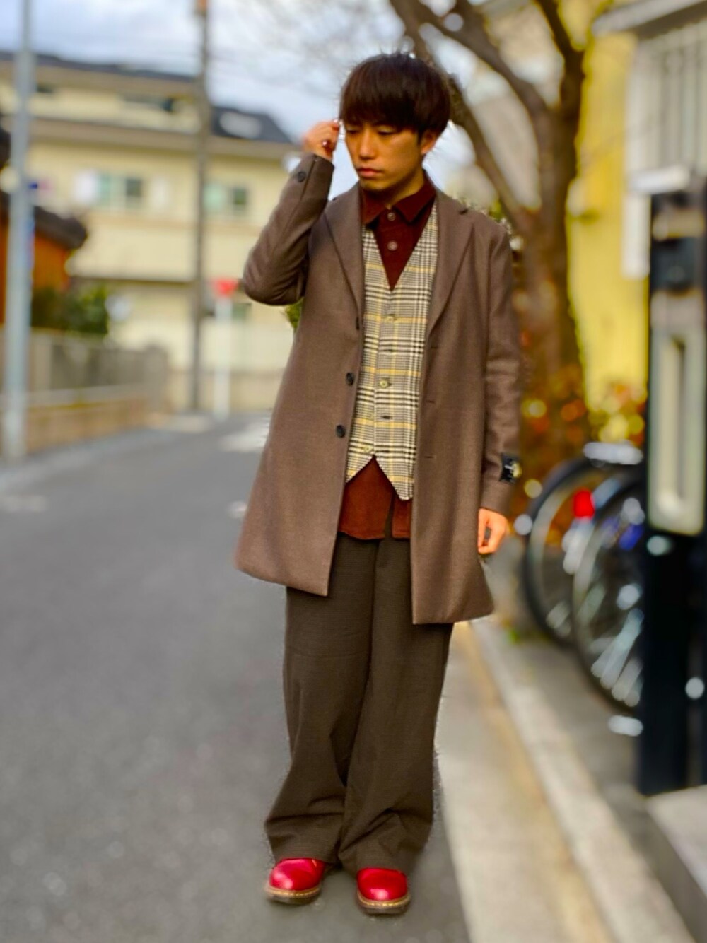 「今日のコーデ、ビッグシルエット、UNIQLO、きれいめカジュアル、ベージュ、ブラウン、コート、Dr.Martens、春コーデ、低身長」｜「EDIFICEの100s メランジメルトンチェスターコート（チェスターコート、ブラウン系）」を使った、シゲさん（メンズ・161cm）の冬コーディネートの1枚目の写真