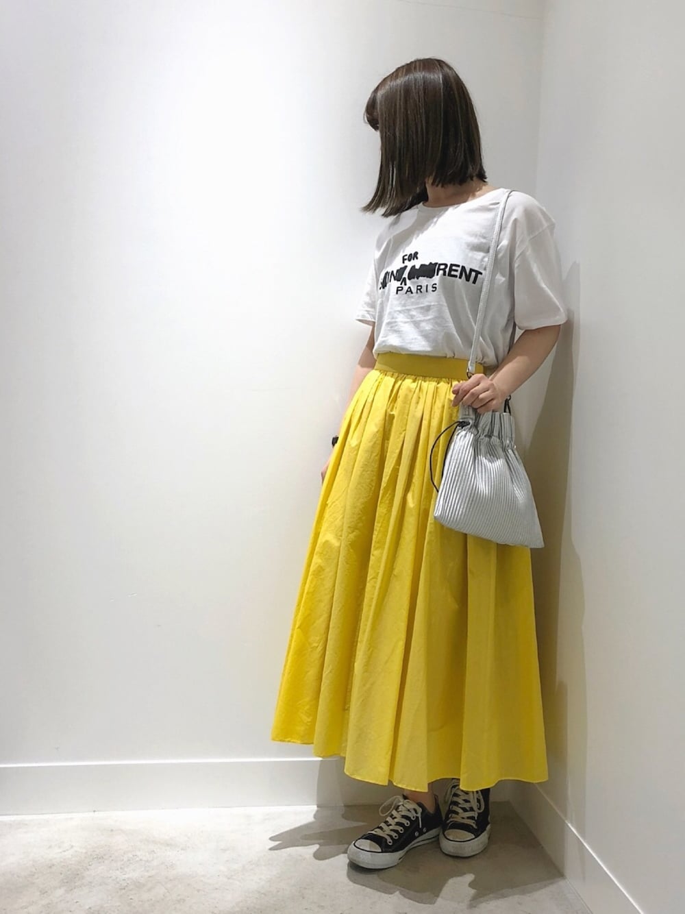 「春コーデ、フレアスカート、スカート、スニーカー、コンバース、カジュアルコーデ、Tシャツ、オトナカジュアル、シンプルコーデ、GARAGE OF GOOD CLOTHING」｜「BLACK SCOREのBLACK SCORE(ブラックスコア)   sin rent   Tシャツ（Tシャツ/カットソー、ホワイト系）」を使った、NANAMIさん（レディース・163cm）の春コーディネートの1枚目の写真