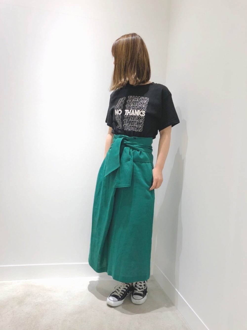 「スニーカー、巻きスカート、グリーンスカート、カジュアル、ロゴT、黒Tシャツ、GARAGE OF GOOD CLOTHING、大人カジュアル、夏コーデ、スポーティ」｜「GARAGE OF GOOD CLOTHINGのアイテム（Tシャツ/カットソー、ブラック系）」を使った、NANAMIさん（レディース・163cm）の春コーディネートの1枚目の写真