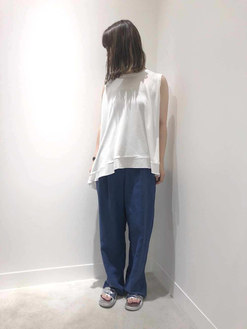 「シンプル、夏コーデ、サンダル、ノースリーブ、リネンパンツ、ブルー、ワイドパンツ、カジュアルコーデ、summer、GARAGE OF GOOD CLOTHING」｜「GARAGE OF GOOD CLOTHINGのKAU テレコアシメノースリーブトップ（トップス、ホワイト系）」を使った、NANAMIさん（レディース・163cm）の夏コーディネートの1枚目の写真