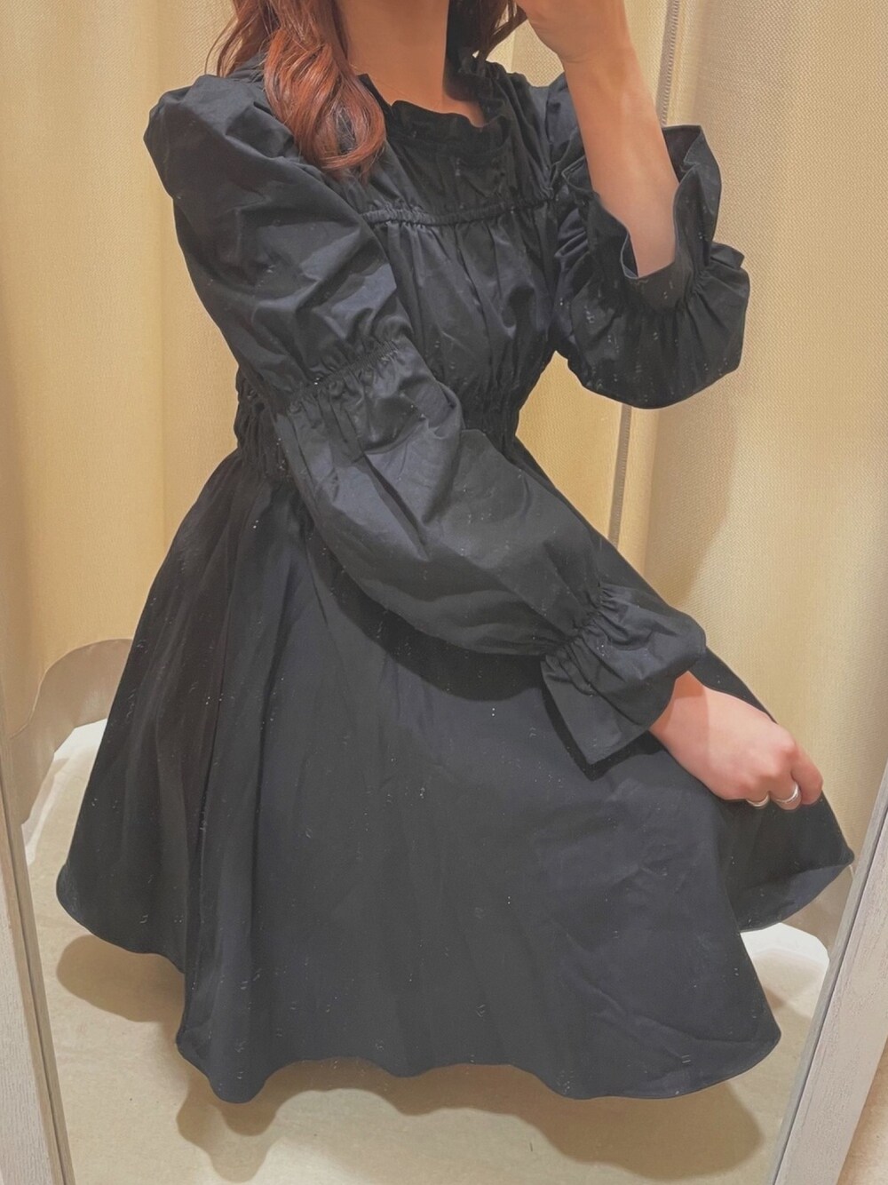 ブラック系のワンピースを着用したレディースの春コーディネートの1枚目の写真