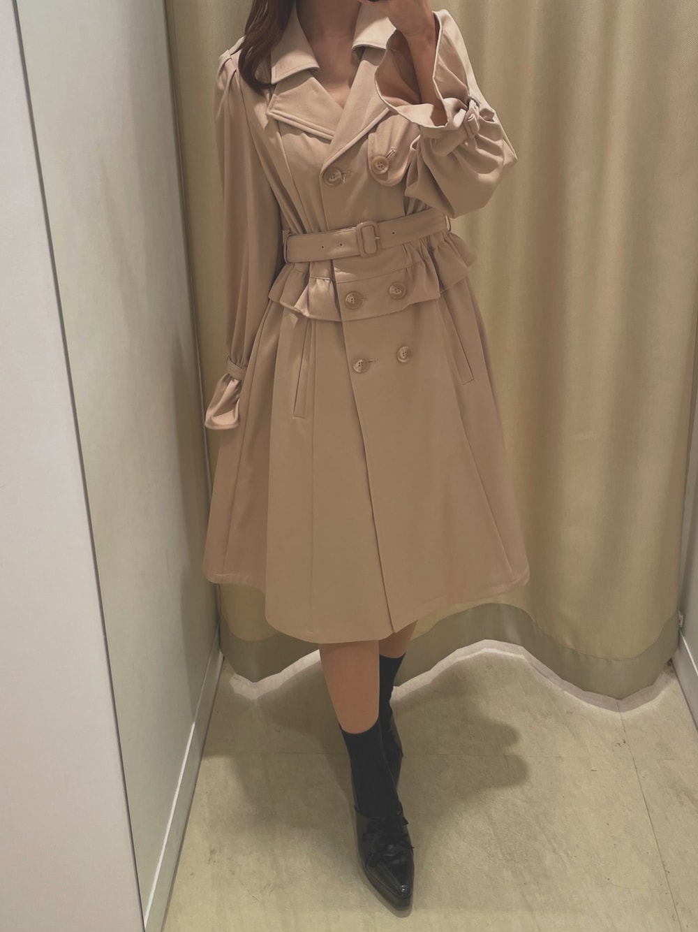 「春めきシューズ、シンプルスタイル、トレンチコート、春コート、休日スタイル、春カラー、ローファー、フレア、淡色女子、titty&Co.」｜「TITTY&CO.のぺプラムフレアトレンチコート（トレンチコート、ベージュ系）」を使った、renaさん（レディース・158cm）の春コーディネートの1枚目の写真