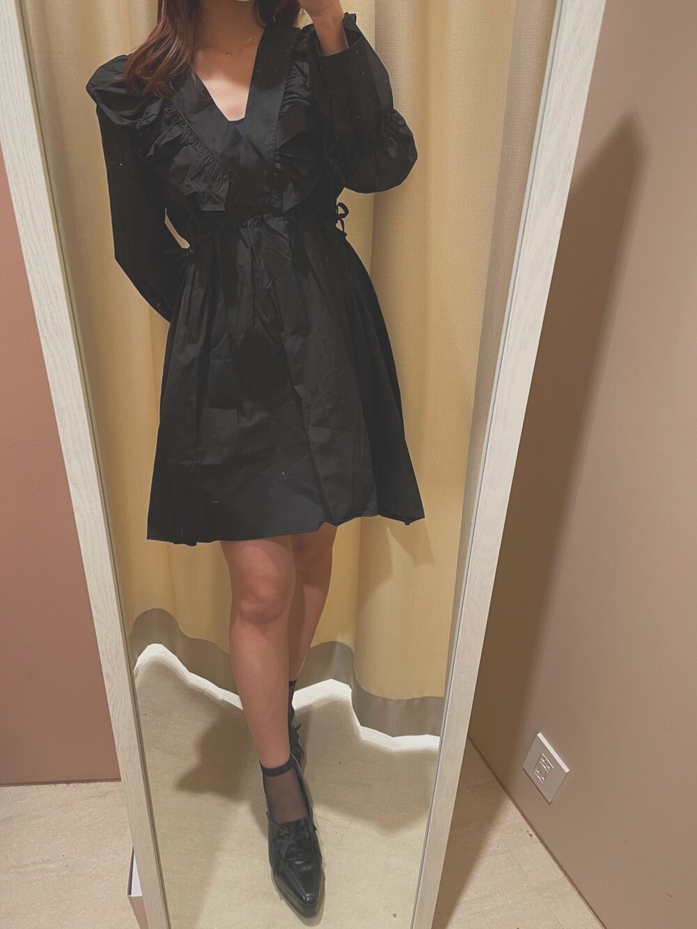 ブラック系のワンピース、ブラック系のローファーを着用したレディースの春コーディネートの1枚目の写真