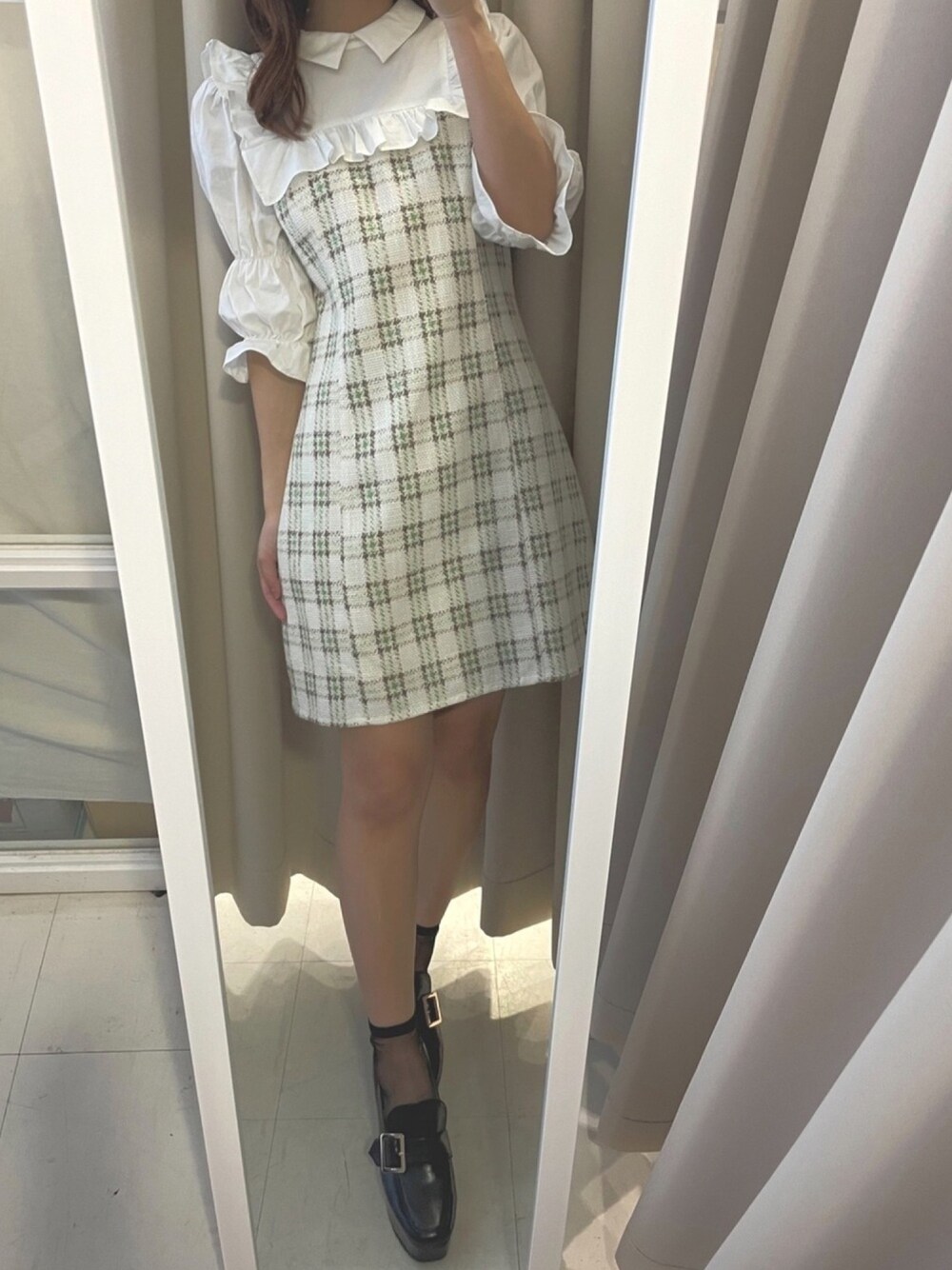 グリーン系のワンピース、ブラック系のローファーを着用したレディースの春コーディネートの1枚目の写真