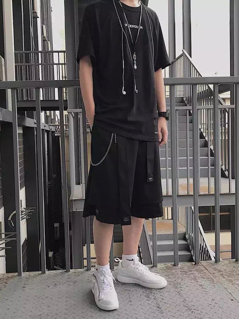 「NIKEのアイテム（その他シューズ、ホワイト系）」を使った、Tobiさん（メンズ・178cm）の秋コーディネートの1枚目の写真