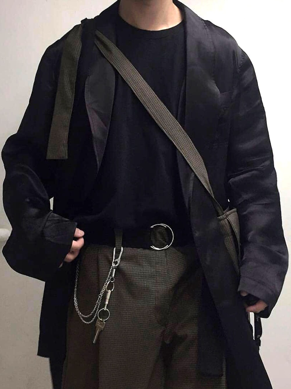 「sftmのアイテム（スラックス、グレー系）」を使った、Tobiさん（メンズ・178cm）の冬コーディネートの1枚目の写真