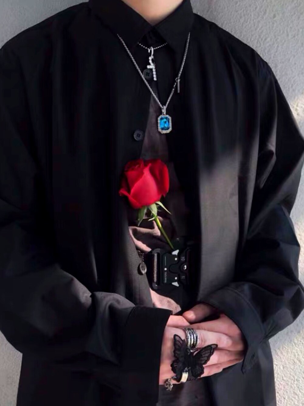 「Red roseのアイテム（その他、レッド系）」を使った、Tobiさん（メンズ・178cm）の春コーディネートの1枚目の写真