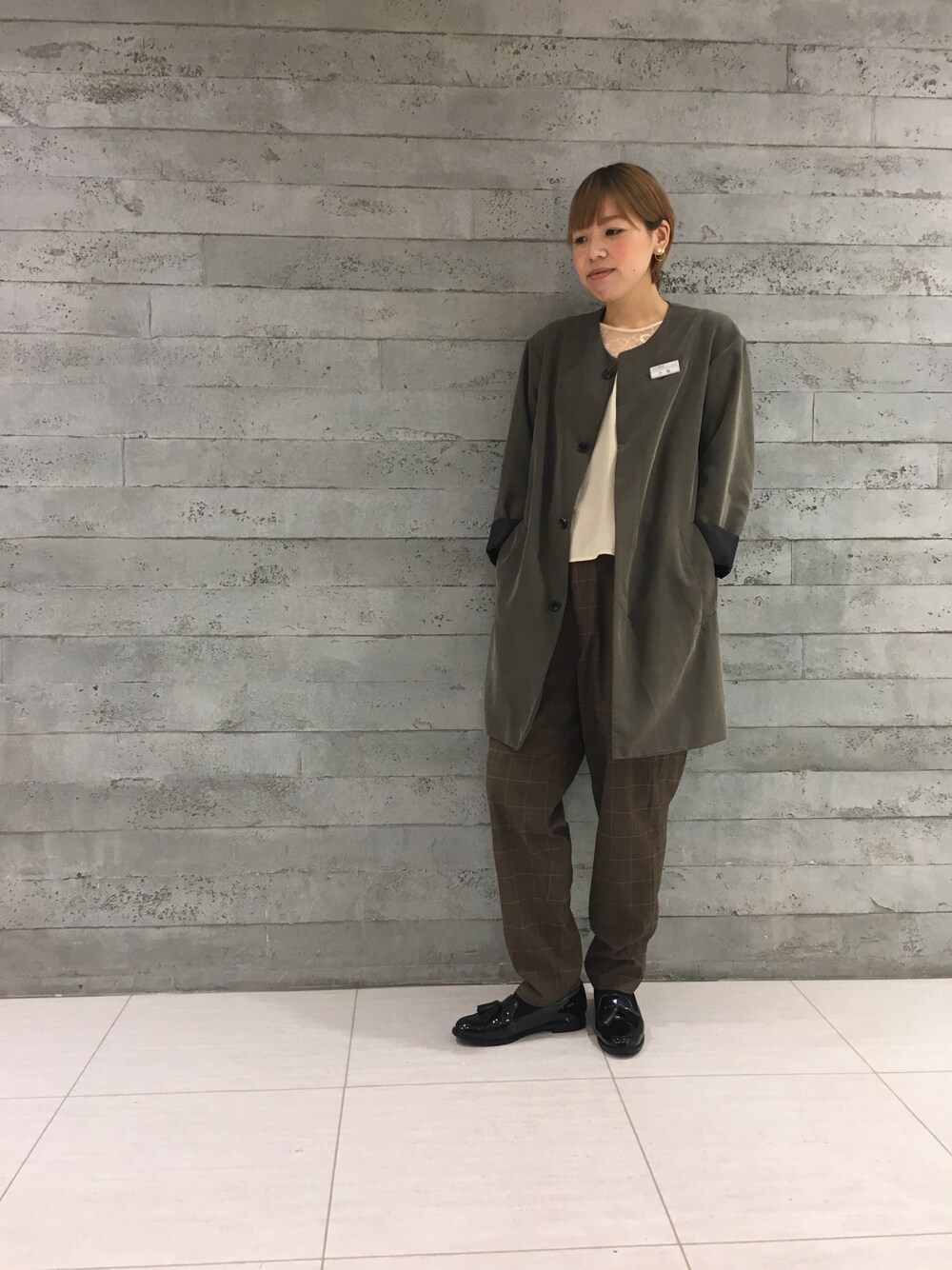 「コート、シンプル、秋のコーデ、スラックス、オーバーサイズ、カーキ、ノーカラーコート、休日スタイル、グレンチェック、tk.TAKEO KIKUCHI」｜「tk.TAKEO KIKUCHIのモダールノーカラーコート（その他アウター、グリーン系）」を使った、tk.TAKEO KIKUCHI 立川ルミネさん（レディース・160cm）の秋コーディネートの1枚目の写真