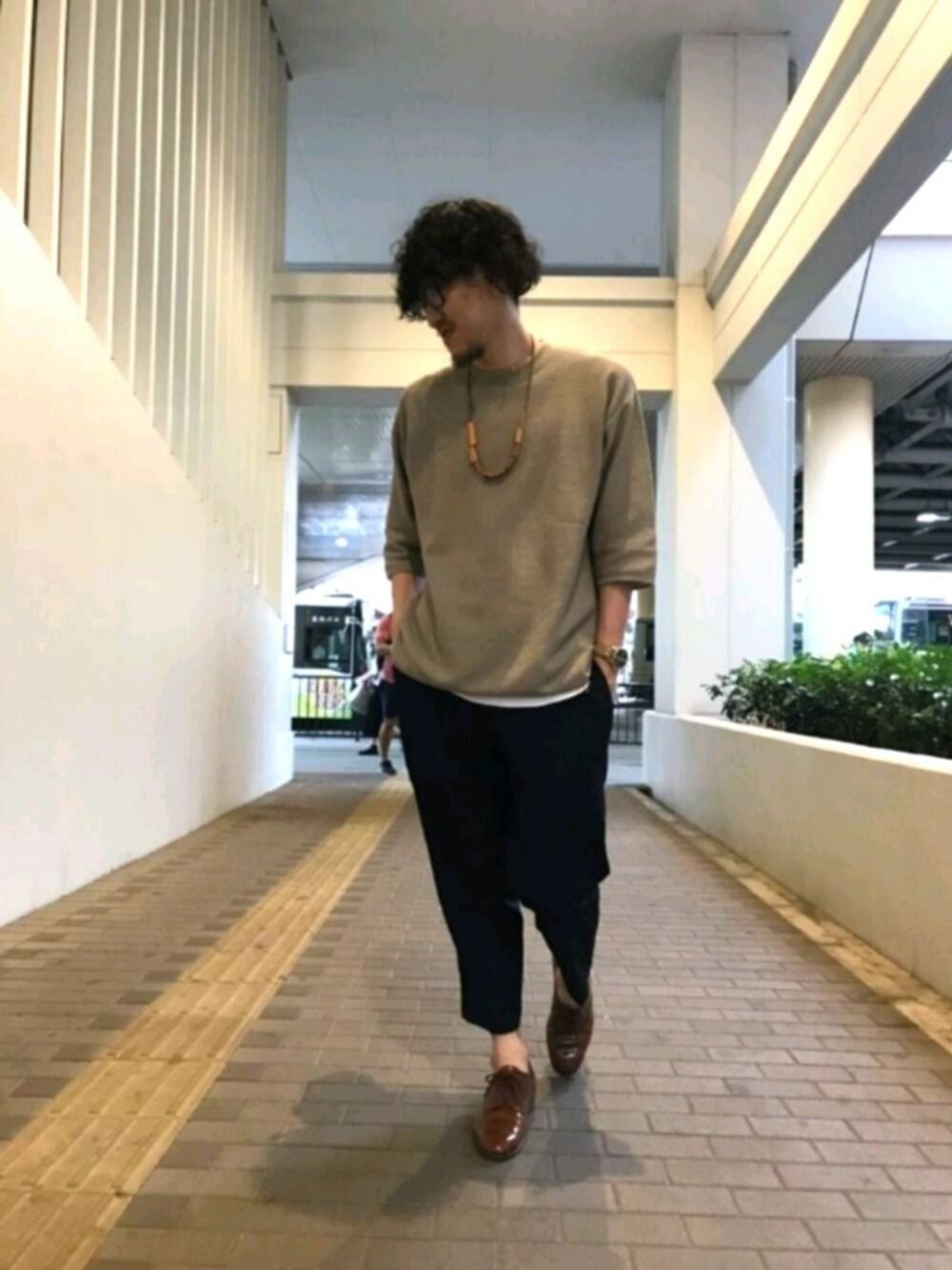 ベージュ系のニット/セーター、ブルー系のその他パンツを着用したメンズの夏コーディネートの1枚目の写真