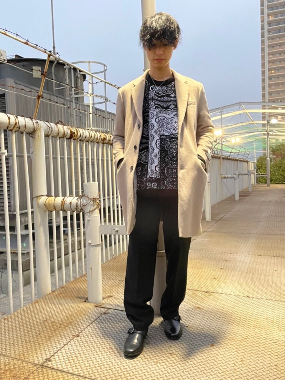 「tk.TAKEO KIKUCHI、大人カジュアル、冬コーデ、コート、ブーツ、ニット、ベージュ、チェスターコート、ストレートパンツ、おしゃれさんと繋がりたい」｜「tk.TAKEO KIKUCHIの【S～3L】GiGaTex メルトンチェスターコート（チェスターコート、ベージュ系）」を使った、tk.TAKEO KIKUCHI 立川ルミネさん（メンズ・178cm）の冬コーディネートの1枚目の写真