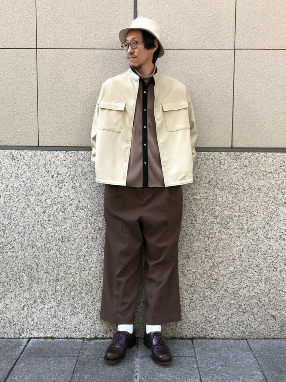 「カジュアル、オーバーサイズ、休日スタイル、大人コーデ、シンプルコーデ、フェイクレザー、バケットハット、J.M.WESTON、お洒落さんとつながりたい、tk.TAKEO KIKUCHI」｜「tk.TAKEO KIKUCHIのフェイクレザーバケットハット（ハット、ベージュ系）」を使った、tk.TAKEO KIKUCHI 立川ルミネさん（メンズ・182cm）の冬コーディネートの1枚目の写真