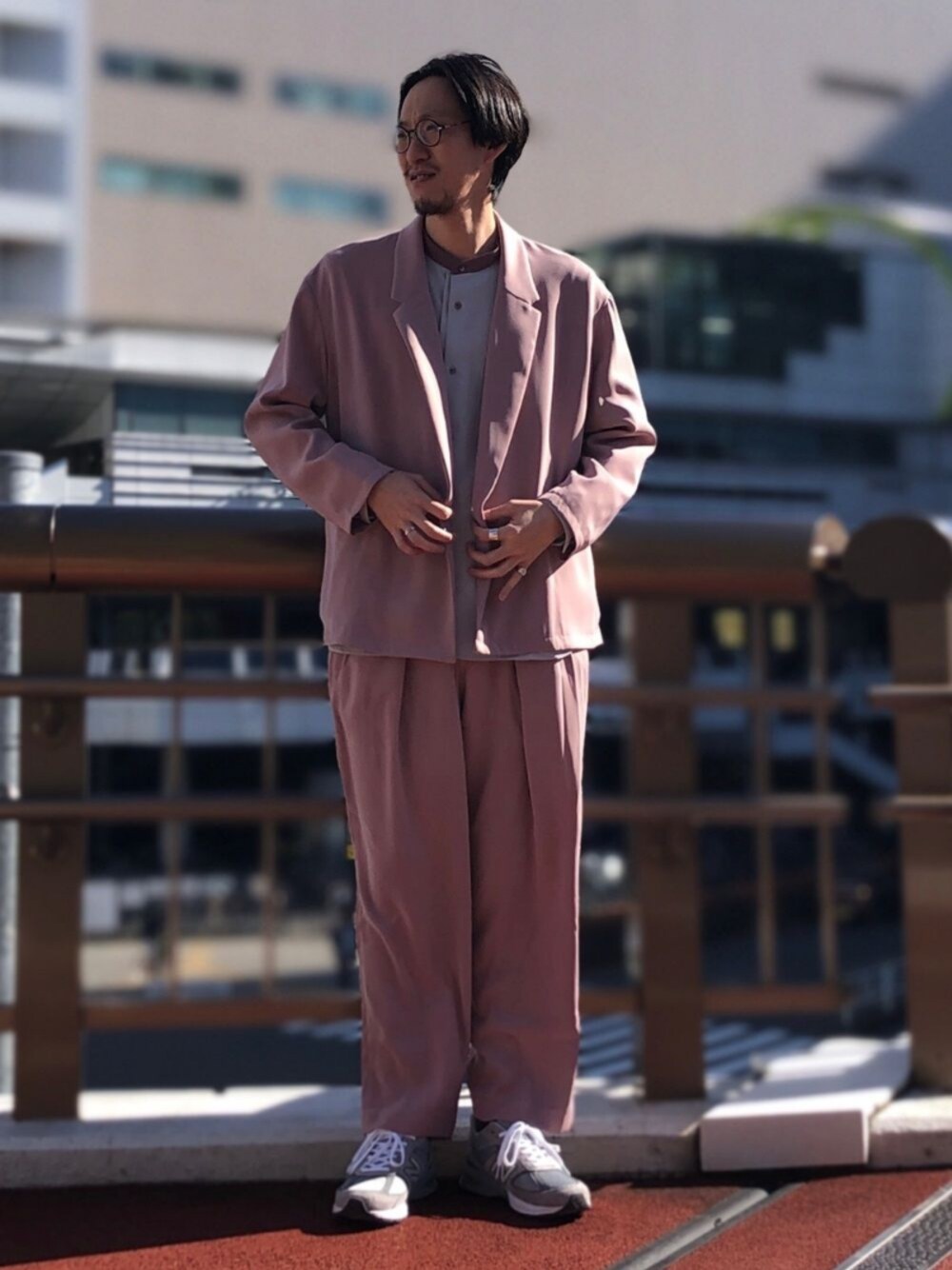 「セットアップ、New Balance、ワイドパンツ、キレイめ、春コーデ、淡色コーデ、今日のコーデ、オトナカジュアル、おしゃれさんと繋がりたい、tk.TAKEO KIKUCHI」｜「tk.TAKEO KIKUCHIのダブルサテンダブルジャケット（スーツジャケット、ピンク系）」を使った、tk.TAKEO KIKUCHI 立川ルミネさん（メンズ・182cm）の冬コーディネートの1枚目の写真