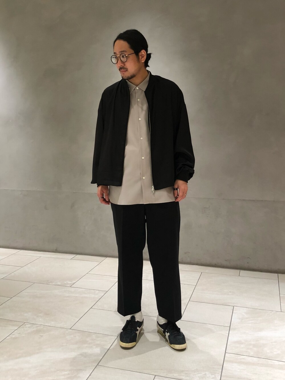 ブラック系のブルゾン、ベージュ系のシャツ/ブラウス、ブラック系のサングラスを着用したメンズの春コーディネートの1枚目の写真