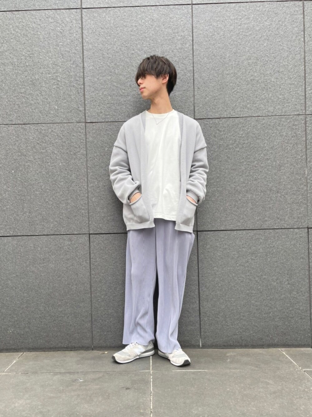 「カーディガン、スニーカー、休日スタイル、ワイドパンツ、ラフ、リラックススタイル、春コーデ、くすみカラー、おしゃれさんと繋がりたい、tk.TAKEO KIKUCHI」｜「tk.TAKEO KIKUCHIの軽量ポリニットカーディガン（カーディガン/ボレロ、グレー系）」を使った、tk.TAKEO KIKUCHI 立川ルミネさん（メンズ・178cm）の春コーディネートの1枚目の写真