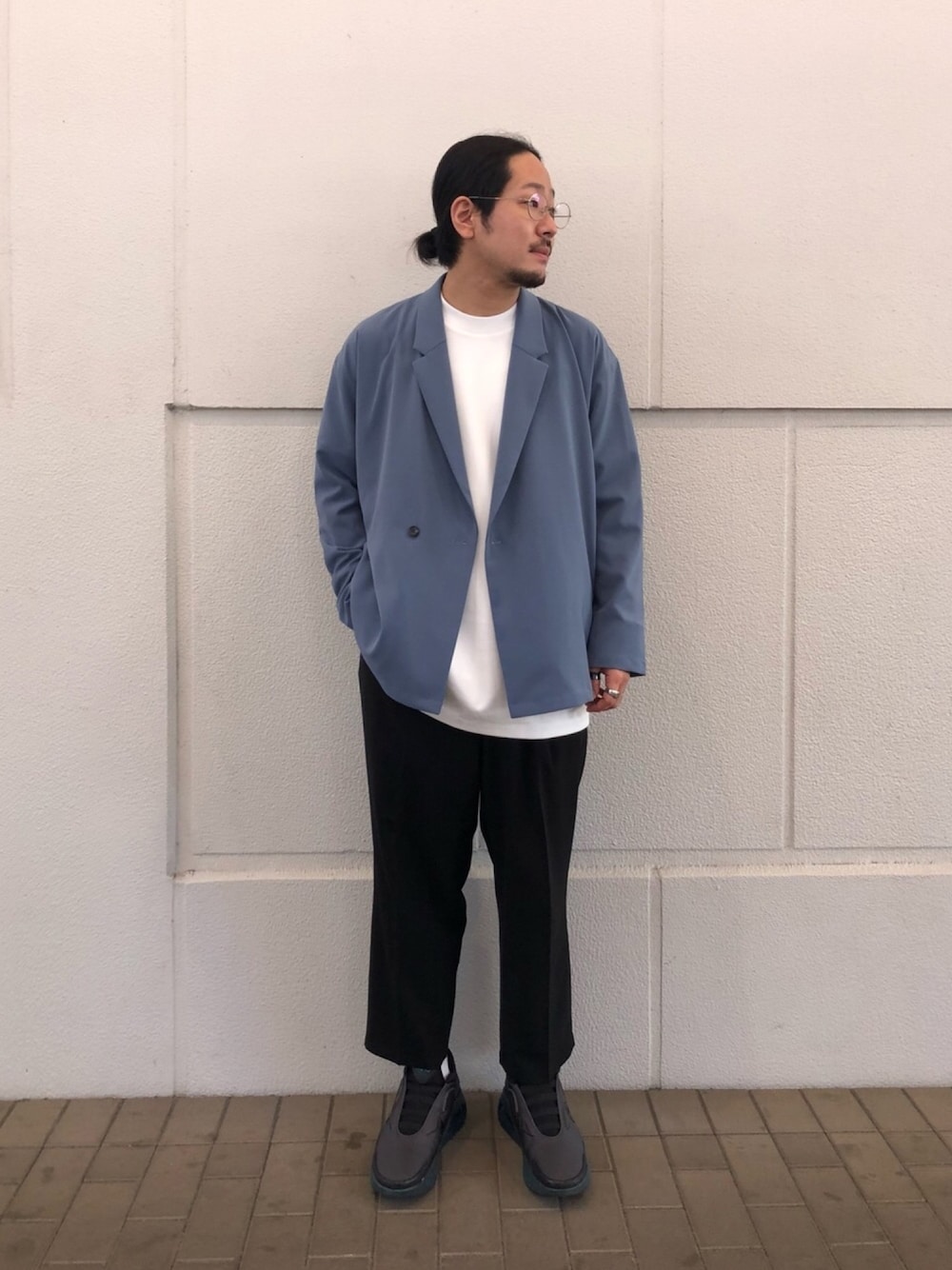 「tk.TAKEO KIKUCHI、ジャケット、大人カジュアル、シンプル、春カラー、スニーカーコーデ、キレイめ、ビッグシルエット、休日スタイル、くすみカラー」｜「tk.TAKEO KIKUCHIのドルマンスリーブプルオーバー（Tシャツ/カットソー、ホワイト系）」を使った、tk.TAKEO KIKUCHI 立川ルミネさん（メンズ・178cm）の春コーディネートの1枚目の写真