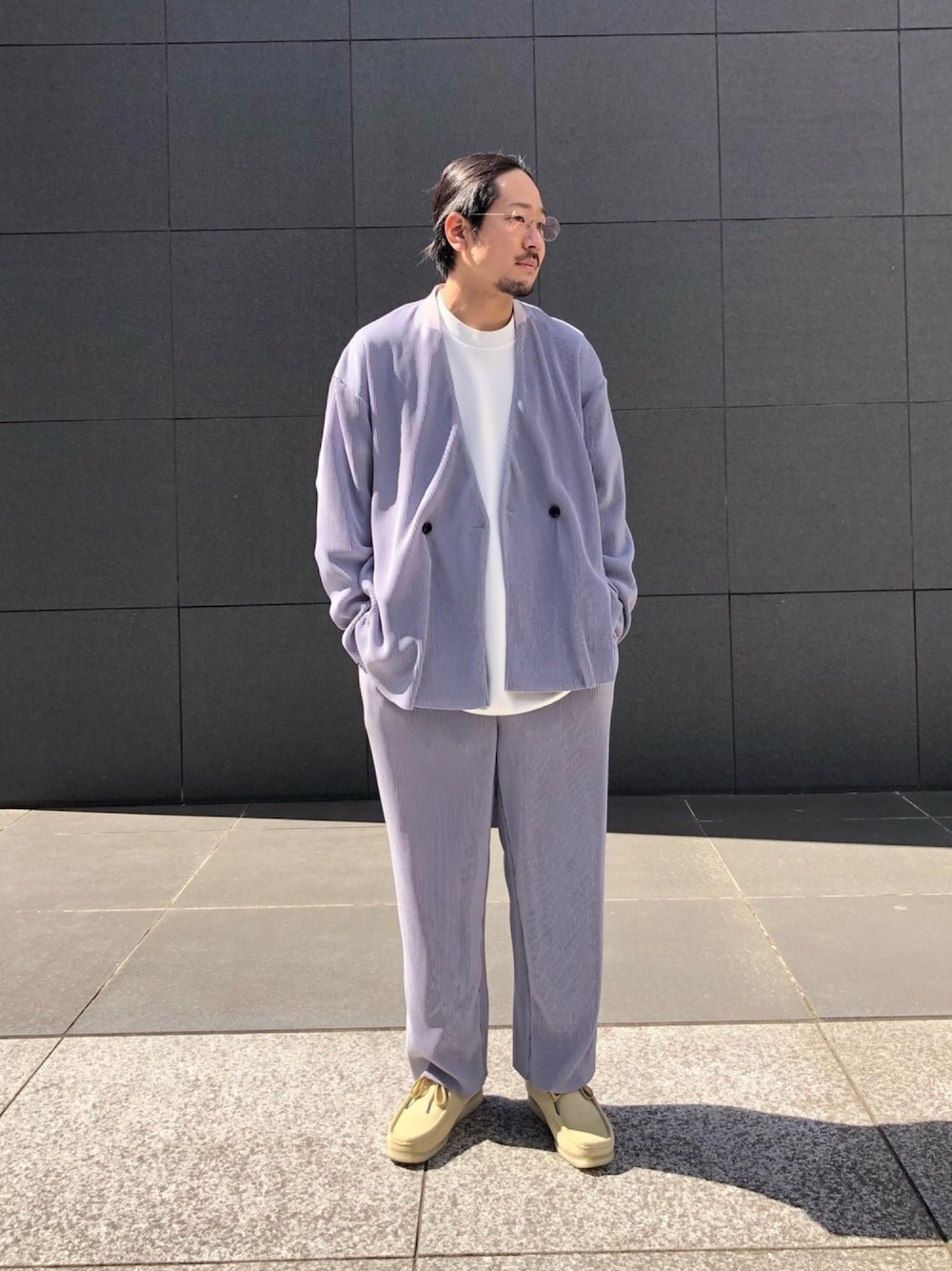 「tk.TAKEO KIKUCHI、シンプル、セットアップ、春カラー、ブルー、プリーツ、ビッグシルエット、春アウター、キレイめ、カジュアルコーデ」｜「tk.TAKEO KIKUCHIのプルプリプリーツワイドストレートパンツ（ユニセックスアイテム）（スーツパンツ、ブルー系）」を使った、tk.TAKEO KIKUCHI 立川ルミネさん（メンズ・178cm）の春コーディネートの1枚目の写真