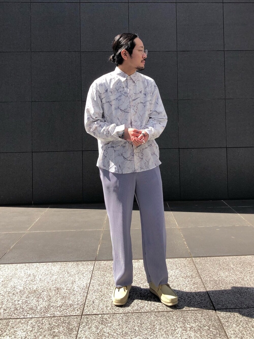 「シンプル、ワントーンコーデ、柄シャツ、大人カジュアル、ワイドパンツ、春カラー、シャツスタイル、カジュアルコーデ、プリーツパンツ、tk.TAKEO KIKUCHI」｜「tk.TAKEO KIKUCHIのプルプリプリーツワイドストレートパンツ（ユニセックスアイテム）（スーツパンツ、ブルー系）」を使った、tk.TAKEO KIKUCHI 立川ルミネさん（メンズ・178cm）の春コーディネートの1枚目の写真