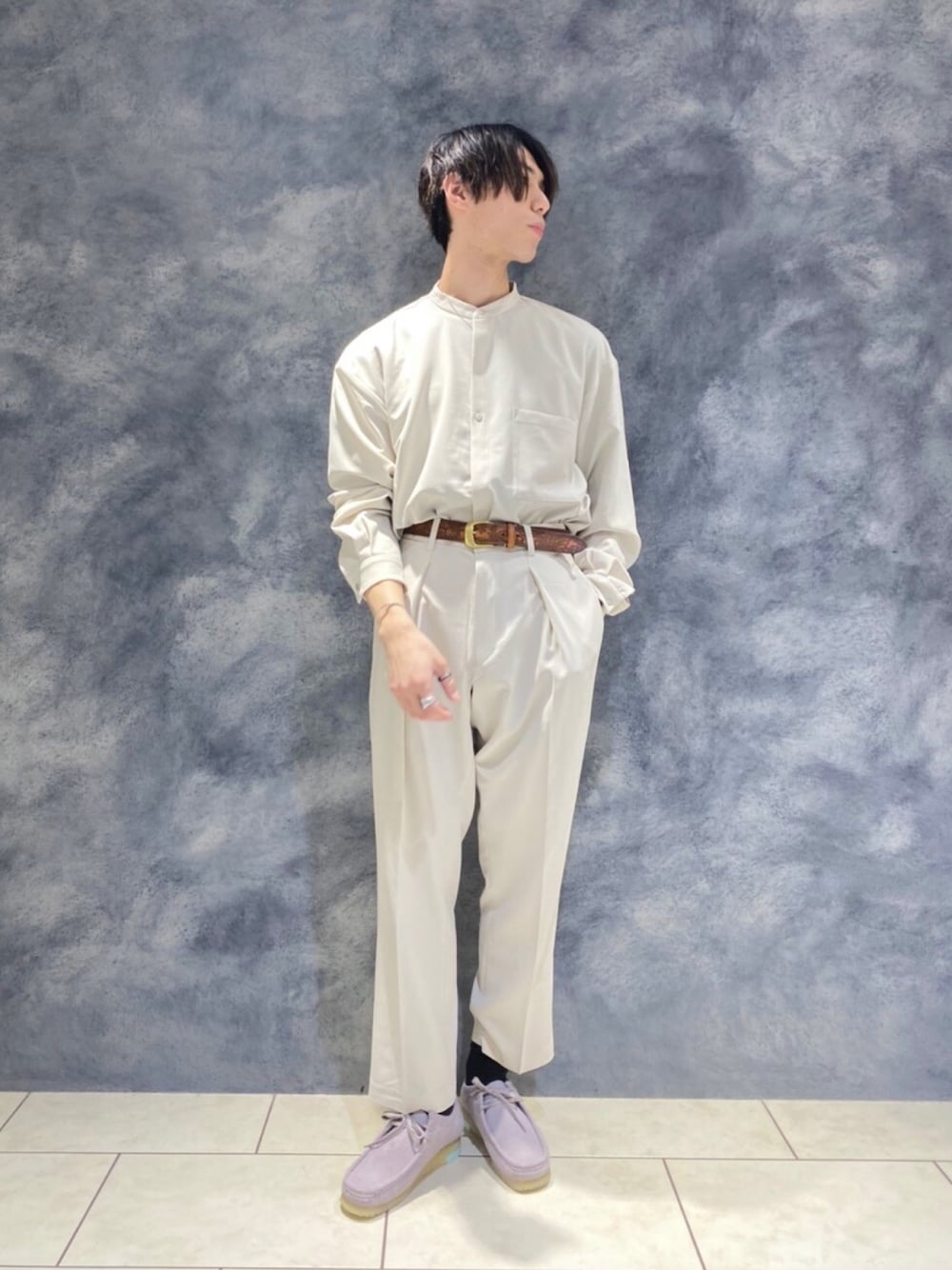 ベージュ系のシャツ/ブラウス、ベージュ系のスーツパンツ、グレー系のブーツを着用したメンズの春コーディネートの1枚目の写真