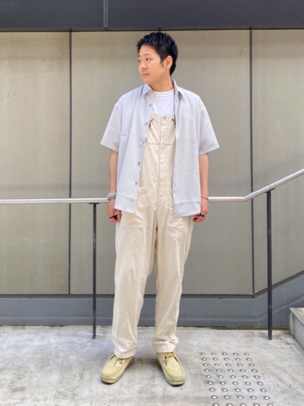 「tk.TAKEO KIKUCHI、オーバーオール、シンプルコーデ、シャツスタイル、ホワイト、ラクチンコーデ、ゆるコーデ、ビッグシルエット、ワントーンコーデ、これが私をアゲる服」｜「ClarksのCLARKS Wallabee（ブーツ、ベージュ系）」を使った、tk.TAKEO KIKUCHI 立川ルミネさん（メンズ・178cm）の春コーディネートの1枚目の写真