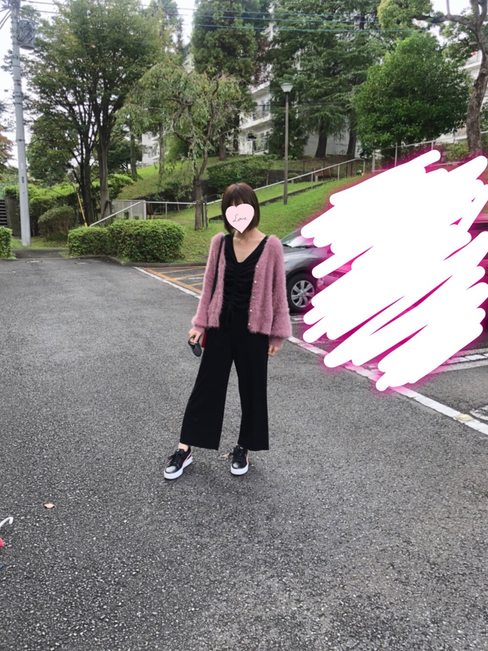 「パンツスタイル、スニーカーコーデ、セットアップ、おしゃれさんと繋がりたい、スナイデル」｜「INGNIのフェザーショート／カーディガン（カーディガン/ボレロ、ピンク系）」を使った、まなさん（レディース・166cm）の秋コーディネートの1枚目の写真
