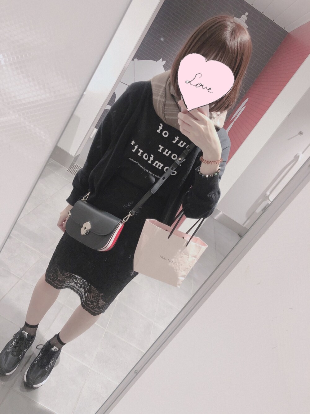 「シンプルコーデ、冬コーデ、スカート、スニーカー、モノトーンコーデ、高身長女子、ブラック、いいね、save、フォローお願いします🤑」｜「evelynのアイテム（ストール/ショール、ブラウン系）」を使った、まなさん（レディース・166cm）の秋コーディネートの1枚目の写真