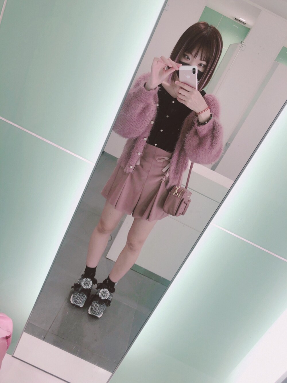「秋冬コーデ、冬コーデ、ピンク、ピンクコーデ、swankiss、おしゃれさんと繋がりたい、いいね、save、フォローお願いします🤑」｜「INGNIのフェザーショート／カーディガン（カーディガン/ボレロ、ピンク系）」を使った、まなさん（レディース・166cm）の秋コーディネートの1枚目の写真