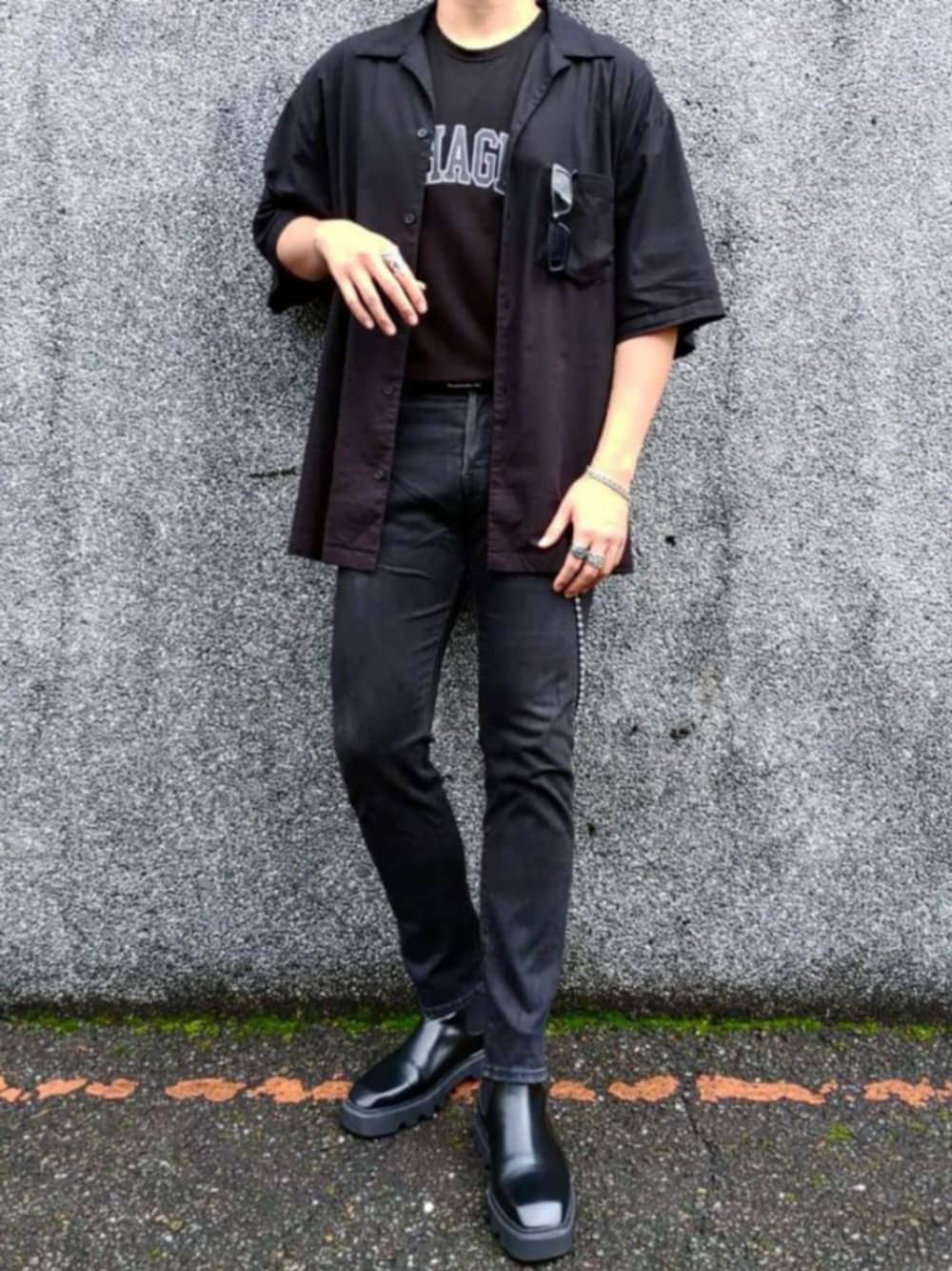 ブラック系のシャツ/ブラウス、ブラック系のTシャツ/カットソー、ブラック系のデニムパンツを着用したメンズの夏コーディネートの1枚目の写真