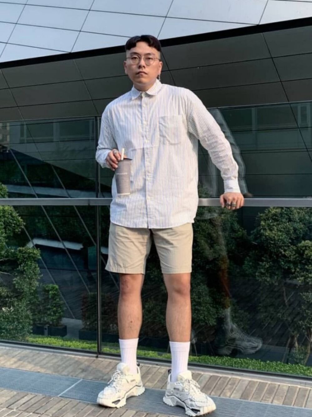 その他のシャツ/ブラウス、ベージュ系のカーゴパンツ、ホワイト系のシューズを着用したメンズの夏コーディネートの1枚目の写真